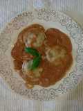 Sorrentinos caseros rellenos de pollo y vegetales con salsa Marianel