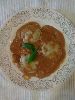 Una foto de Sorrentinos caseros rellenos de pollo y vegetales con salsa Marianel