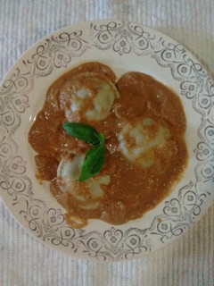 Una foto de Sorrentinos caseros rellenos de pollo y vegetales con salsa Marianel