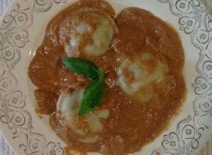 Una foto de Sorrentinos caseros rellenos de pollo y vegetales con salsa Marianel