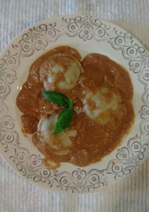 Una foto de Sorrentinos caseros rellenos de pollo y vegetales con salsa Marianel