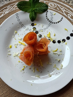 Una foto de Rosas de salmón ahumado y virutas de limón