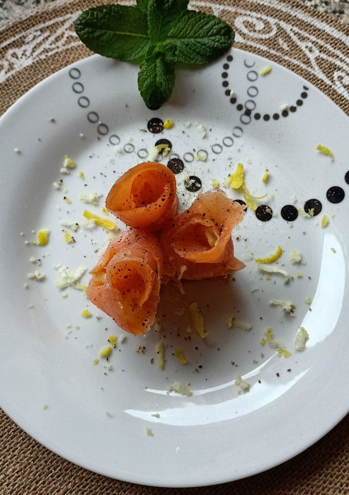 Una foto de Rosas de salmón ahumado y virutas de limón