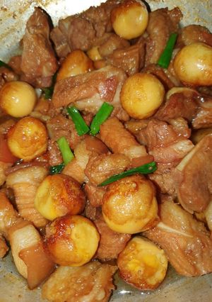 Hình của món Thịt rim trứng cút.