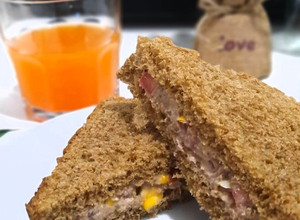 Una foto de Sándwich de atún y choclos..