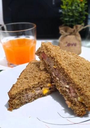 Una foto de Sándwich de atún y choclos..