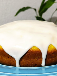 Una foto de Torta de naranja 🍊 en licuadora con glasé de limón 🍋sin horno
