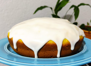Una foto de Torta de naranja 🍊 en licuadora con glasé de limón 🍋sin horno