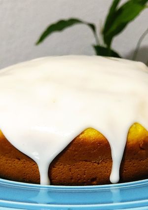 Una foto de Torta de naranja 🍊 en licuadora con glasé de limón 🍋sin horno