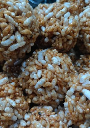A picture of Murmura ladoo.