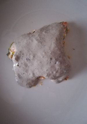 Foto principal de Salmón al horno con salsa de queso azul y aceitunas negras