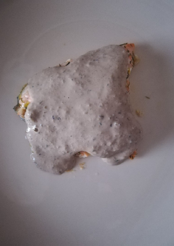 Una foto de Salmón al horno con salsa de queso azul y aceitunas negras