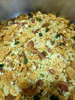 पातळ पोह्यांचा चिवडा (Patal Pohe Chivda Recipe In Marathi) रेसिपी चे मुख्य फोटो