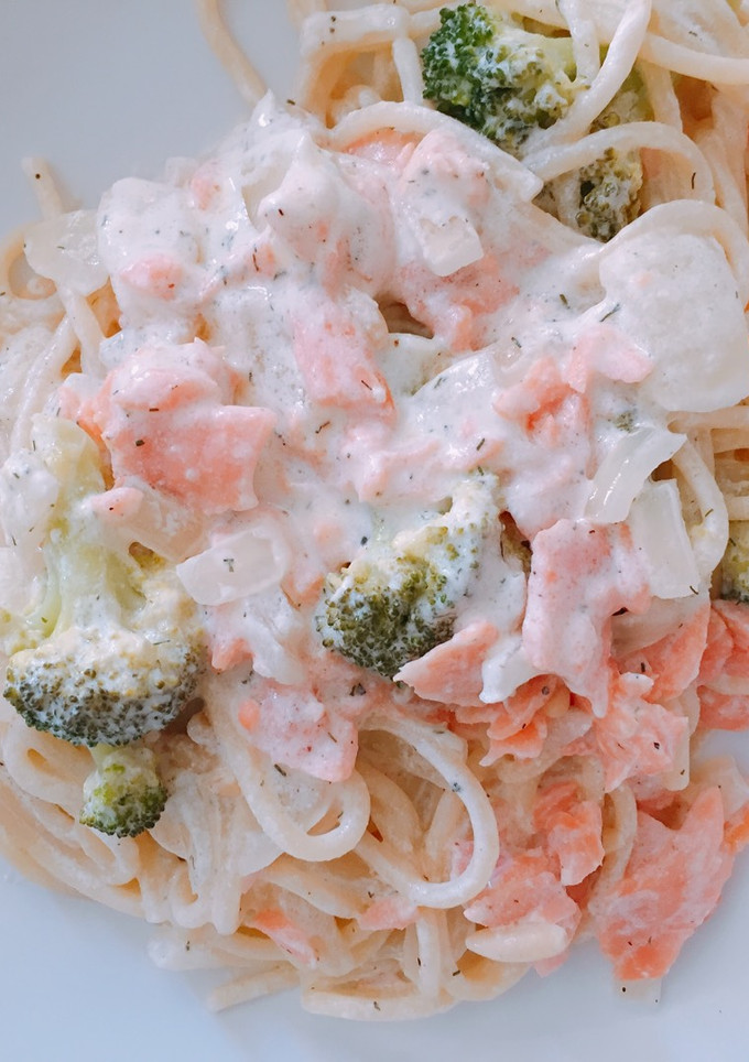 Una foto de Pasta con salmón y brócoli