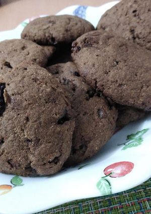 Una foto de Galletas de harina integral, sabor chocolate con pasas