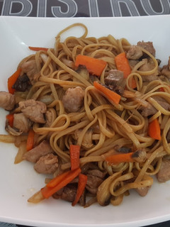 Una foto de Tallarines con carne de cerdo