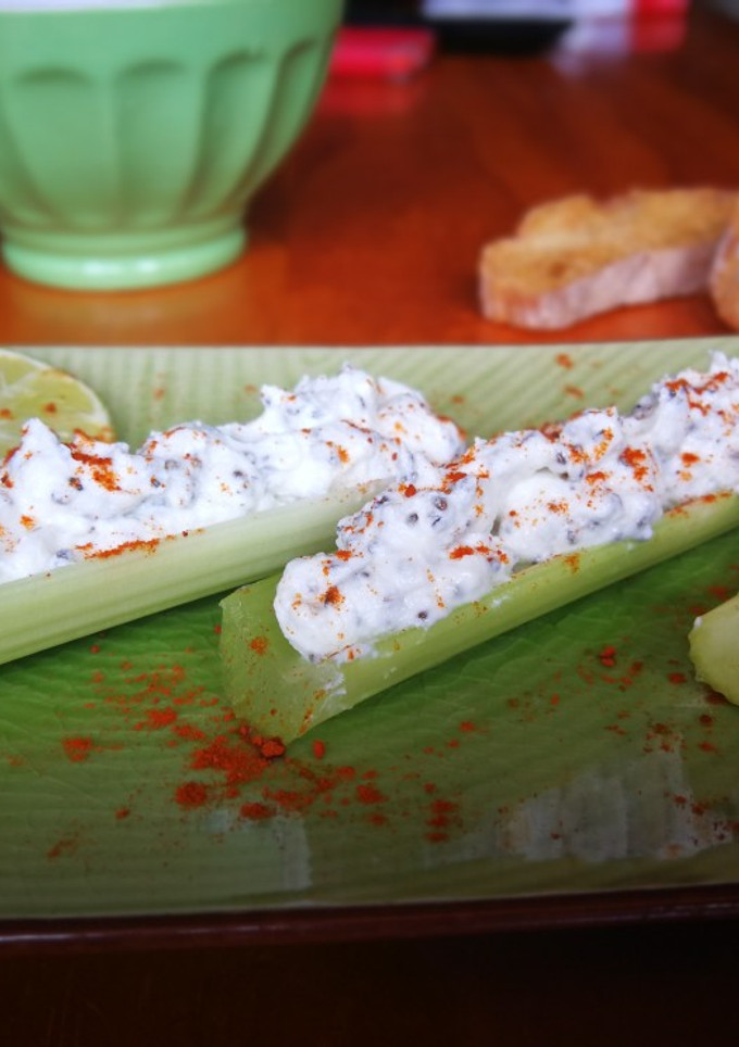 Una foto de Pencas de apio rellenas de queso mató con chía