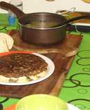 Tortilla de espinaca rellena con quesos acompañada de una sopa montañesa y pan casero
