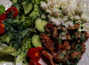 Una foto de "Kebab" de cerdo al plato