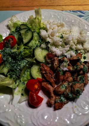 Una foto de "Kebab" de cerdo al plato