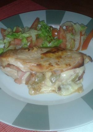 Una foto de Pechuga de pollo rellena