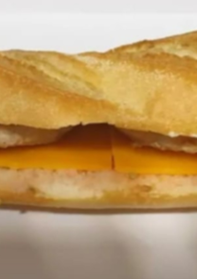 Una foto de Bocadillo de lomo, queso y alioli