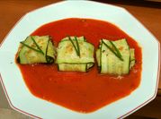 Una foto de raviolis pasta de tomate