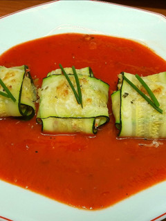 Una foto de Raviolis de calabacín con pollo en salsa de piquillos
