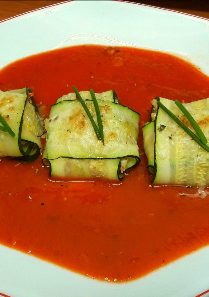 Una foto de Raviolis de calabacín con pollo en salsa de piquillos