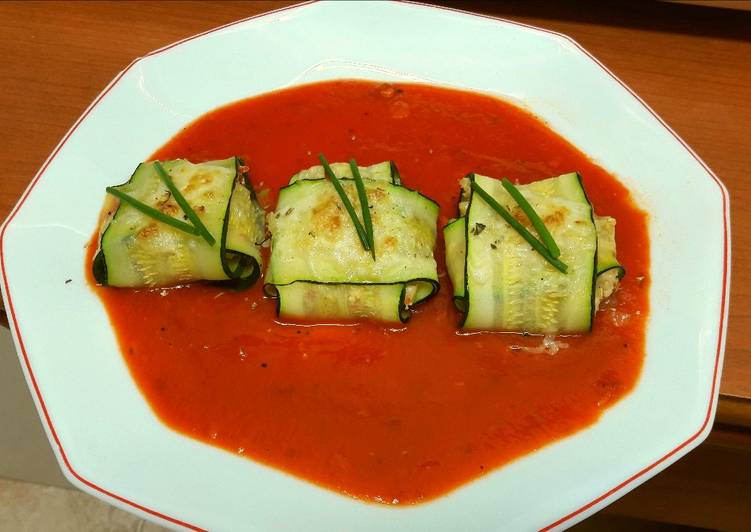 Raviolis de calabacín con pollo en salsa de piquillos