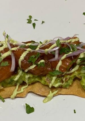 Una foto de Crujiente de salmón y guacamole con mayonesa de cilantro