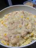 Pasta con salsa blanca, pollo y maíz