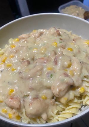 Una foto de Pasta con salsa blanca, pollo y maíz