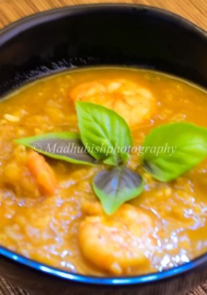 A picture of Masoor Chingri Dum or Red lentils with Shrimps.