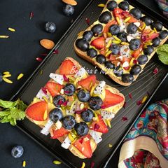 Fruity Bread Pizza - Fusion Dessert A picture of Fruity Bread Pizza - Fusion Dessert.