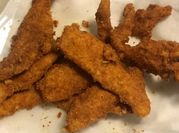 Una foto di friggitrice ad aria petto di pollo
