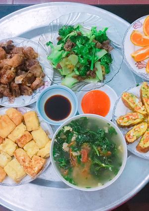 Hình của món Sườn xào chua ngọt, trứng rán, bò xào súp nơ, đậu chiên giòn.
