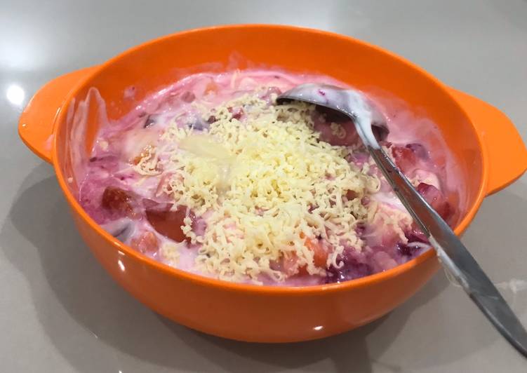 Salad buah tabur keju