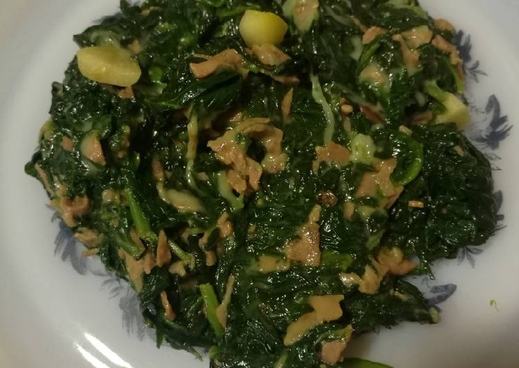 Espinacas con bacon y queso