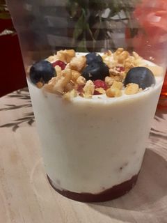 Una foto de Yogur de queso con proteínas y mermelada fit 👌😋