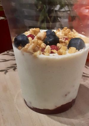 Una foto de Yogur de queso con proteínas y mermelada fit 👌😋