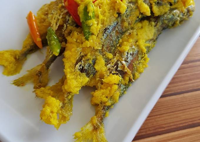 Langkah Mudah Membuat Resep Pesmol ikan kembung bumbu kuning