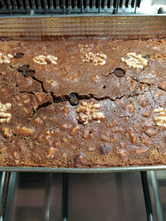 Una foto de Budín húmedo de bananas, chocolate y nuez Sin tacc