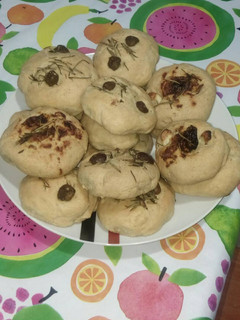 Una foto de Focaccia de aceitunas y romero y de tomate con cebolla