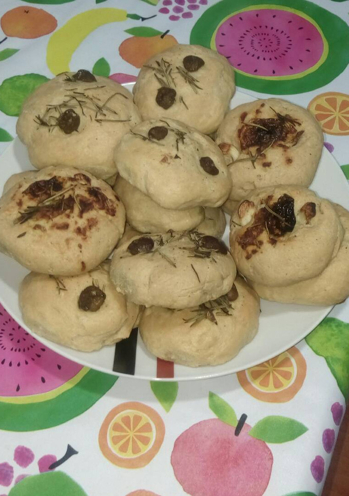 Una foto de Focaccia de aceitunas y romero y de tomate con cebolla