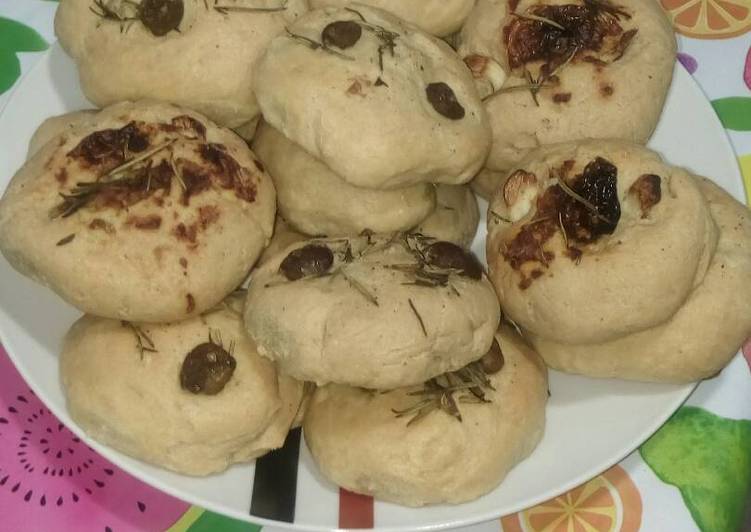 Focaccia de aceitunas y romero y de tomate con cebolla