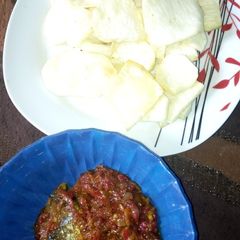 A picture of White yam and fish sauce.