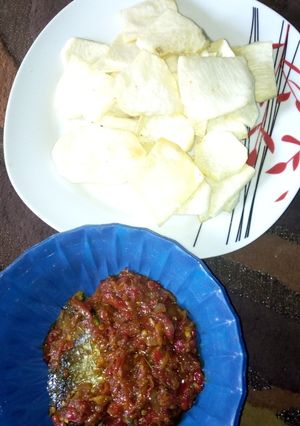 A picture of White yam and fish sauce.