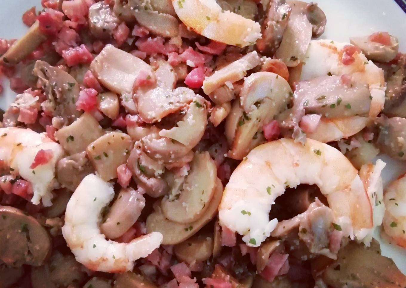 Champiñones con gambas, langostinos y jamón