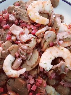 Una foto de Champiñones con gambas, langostinos y jamón